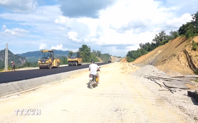 Phương tiện tự ý lưu thông trên tuyến cao tốc Đồng Đăng-Trà Lĩnh thuộc địa phận tỉnh Lạng Sơn khi chưa đưa vào khai thác sử dụng. (Ảnh: TTXVN phát)