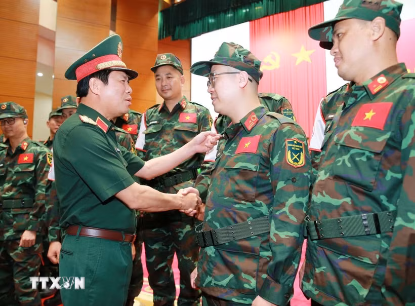 Đại tướng Nguyễn Tân Cương, Ủy viên Trung ương Đảng, Tổng Tham mưu trưởng Quân đội Nhân dân Việt Nam, Thứ trưởng Bộ Quốc phòng động viên, giao nhiệm vụ cho các sỹ quan, quân nhân lên đường sang Venezuela làm nhiệm vụ. (Ảnh: Trọng Đức/TTXVN)