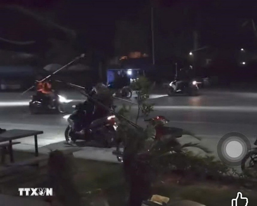 Nhóm thanh thiếu niên liên quan đến vụ hỗn chiến, rượt đuổi gây náo loạn Quốc lộ 10 (đoạn qua phường Yên Tử) vào rạng sáng 11/1. (Ảnh: TTXVN phát)