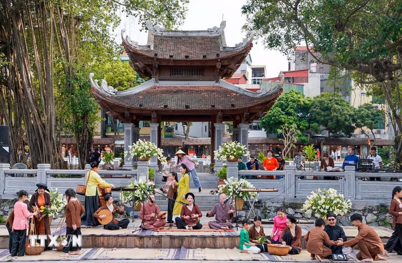 Các nghệ sỹ biểu diễn bài xẩm "Vui nhất có chợ Đồng Xuân." tại không gian Hồ Văn (Văn Miếu-Quốc Tử Giám). (Ảnh: Khánh Hòa/TTXVN)