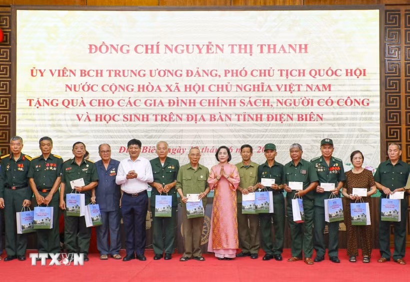 Phó Chủ tịch Quốc hội Nguyễn Thị Thanh trao quà cho thương binh, bệnh binh, người có công với cách mạng, thân nhân gia đình liệt sỹ. (Ảnh: Xuân Tư/TTXVN)