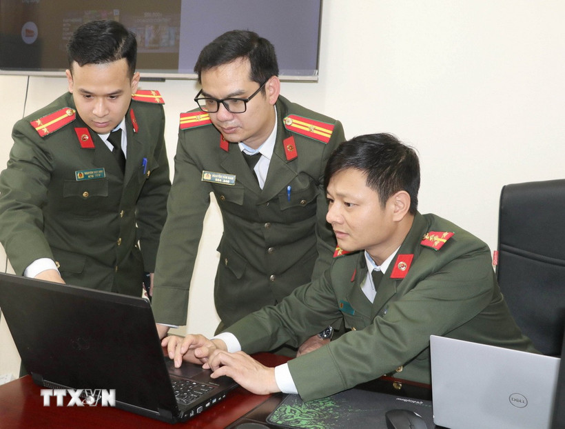 Phòng An ninh mạng và phòng, chống tội phạm sử dụng công nghệ cao, Công an tỉnh Ninh Bình đã kịp thời phát hiện, ngăn chặn và xử lý các hành vi lợi dụng Internet đăng tải, chia sẻ thông tin sai sự thật liên quan đến công tác bầu cử. (Ảnh: Thùy Dung/TTXVN)