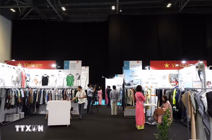 Khu trưng bày sản phẩm của 10 doanh nghiệp dệt may Việt Nam tham dự Source Fashion 2026. (Ảnh: Hữu Tiến/TTXVN)