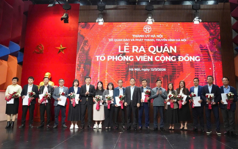 Ban Giám đốc Cơ quan Báo và Phát thanh, Truyền hình Hà Nội trao quyết định, chúc mừng Tổ phóng viên cộng đồng. (Nguồn: Báo Hà Nội mới)