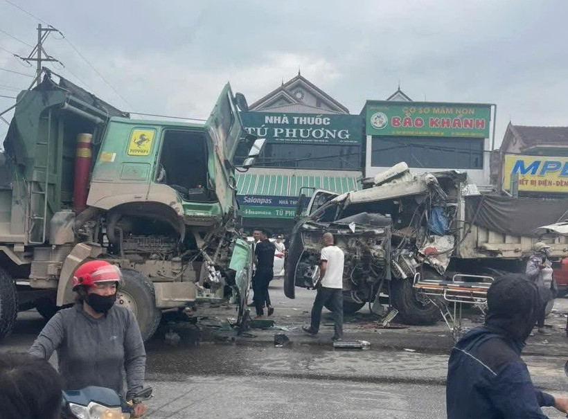 Nghệ An: Tai nạn liên hoàn giữa 3 ôtô trên Quốc lộ 1A, một tài xế tử vong Cú va chạm mạnh khiến xe tải và xe ben hư hỏng nặng, phần đầu của 2 này xe biến dạng hoàn toàn.