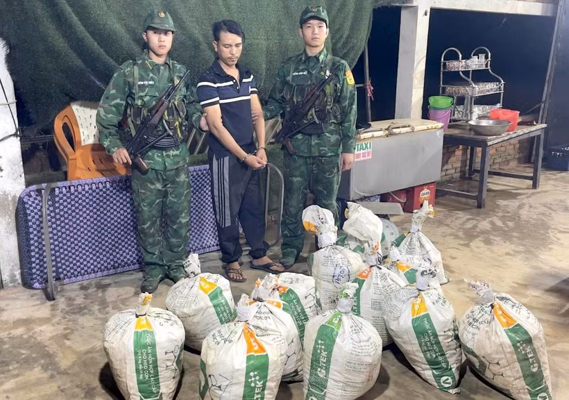 Phạm Văn Hậu cùng tang vật thu giữ. (Ảnh: Công an cung cấp)