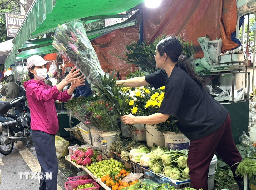 Thị trường hàng hóa rằm tháng Giêng rất sôi động. (Ảnh: Quốc Lũy/TTXVN)