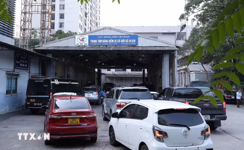 Các phương tiện xe cơ giới làm thủ tục đăng kiểm tại trung tâm đăng kiểm xe cơ giới số 29.03V (Cục Đăng kiểm Việt Nam). (Ảnh: Quốc Khánh/TTXVN)