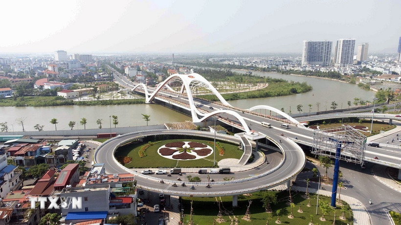 Đường dẫn lên cầu Rào với hình hoa phượng 5 cánh - biểu tượng của thành phố Hải Phòng. (Ảnh: Hoàng Hiếu/TTXVN)