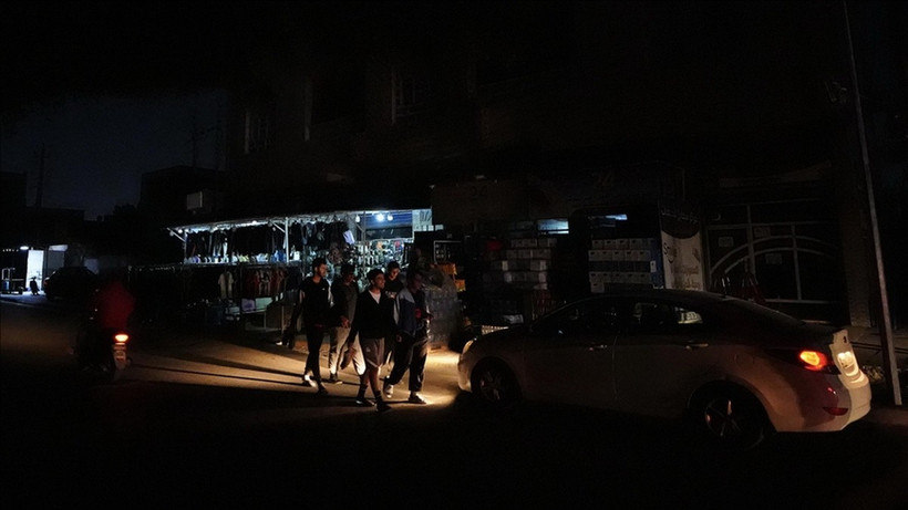 Đường phố Baghdad chìm trong bóng tối sau khi hệ thống điện ở Iraq sụp đổ hoàn toàn. (Nguồn: Anadolu)