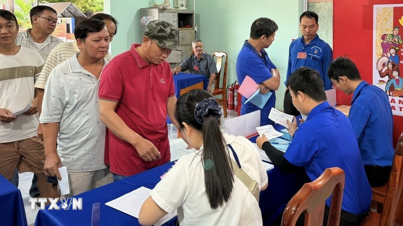 Đoàn viên, thanh niên phường Chơn Thành, tỉnh Đồng Nai hỗ trợ cử tri, hướng dẫn quy trình bầu cử, góp phần bảo đảm ngày bầu cử diễn ra thuận lợi, an toàn và đúng quy định. (Ảnh: Nhật Bình/TTXVN)