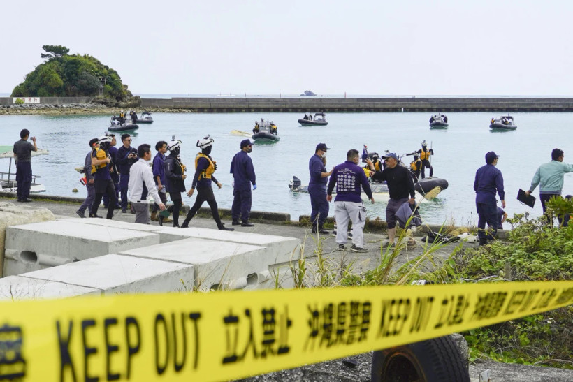 Lực lượng Bảo vệ bờ biển Nhật Bản tìm kiếm các nạn nhân vụ lật thuyền tại Henoko, thành phố Nago, tỉnh Okinawa. (Nguồn: Kyodo)