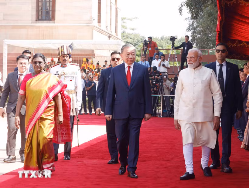 Tổng thống Droupadi Murmu và Thủ tướng Narendra Modi đồng chủ trì Lễ đón trọng thể Tổng Bí thư, Chủ tịch nước Tô Lâm thăm cấp Nhà nước tới Cộng hòa Ấn Độ. (Ảnh: Thống Nhất/TTXVN)