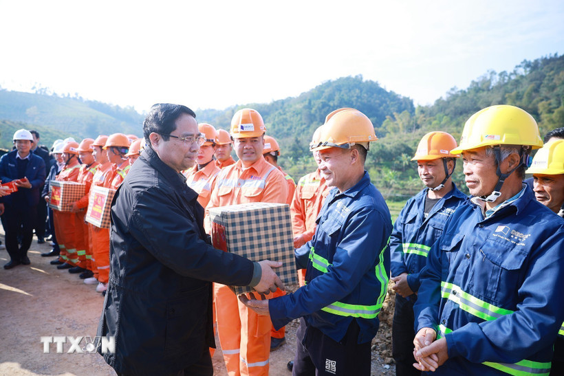 Thủ tướng Phạm Minh Chính chúc Tết công nhân thi công dự án đường cao tốc Đồng Đăng (Lạng Sơn)-Trà Lĩnh (Cao Bằng). (Ảnh: Dương Giang/TTXVN)