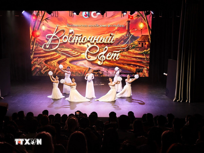 Các tiết mục của chương trình "Ánh sáng phương Đông." (Ảnh: Tâm Hằng/TTXVN)