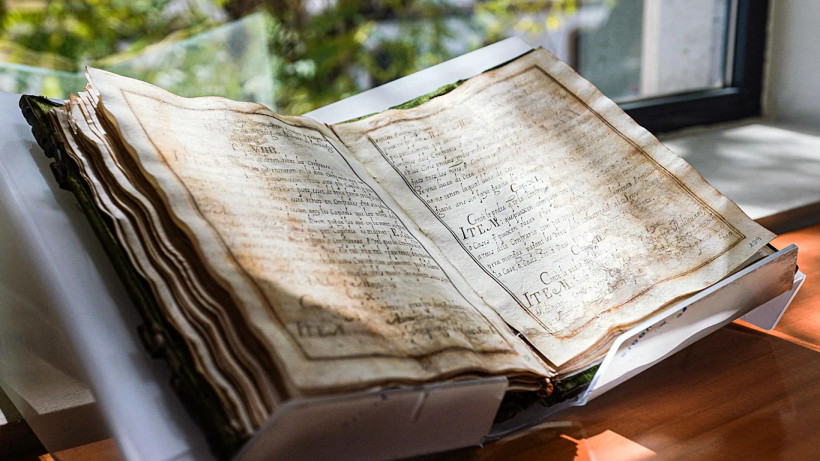 Cuốn sách viết tay từ thế kỷ 17 của Colegio del Arte. (Nguồn: Euro News)