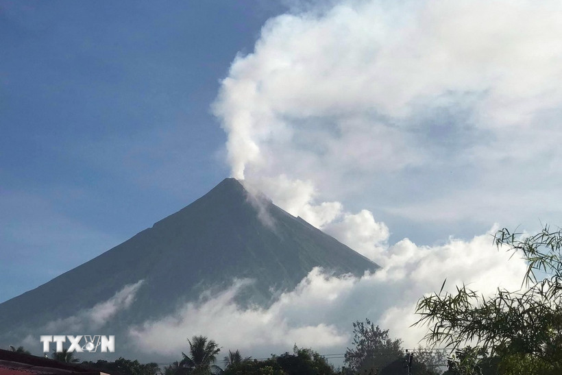 Núi lửa Mayon ở tỉnh Albay, Philippines phun khói bụi, ngày 8/6/2023. (Ảnh: AFP/TTXVN)