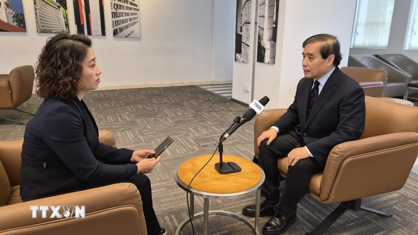 Giáo sư Vũ Minh Khương trả lời phỏng vấn phóng viên TTXVN tại Singapore. (Ảnh: Việt Dũng/TTXVN)