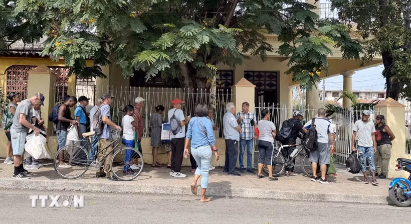 Người cao tuổi Cuba xếp hàng tại một cửa hàng bánh mỳ ở thủ đô La Habana, Cuba. (Ảnh: Việt Hùng/TTXVN)
