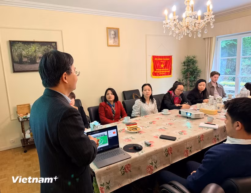Ông Trần Ngọc Quân, Tham tán thương mại Việt Nam tại Bỉ và EU, giới thiệu về khác biệt văn hóa giữa Việt Nam và phương Tây, qua đó giúp nhà đầu tư hiểu được cách thức kinh doanh tại Việt Nam. (Ảnh: Hương Giang/Vietnam+)
