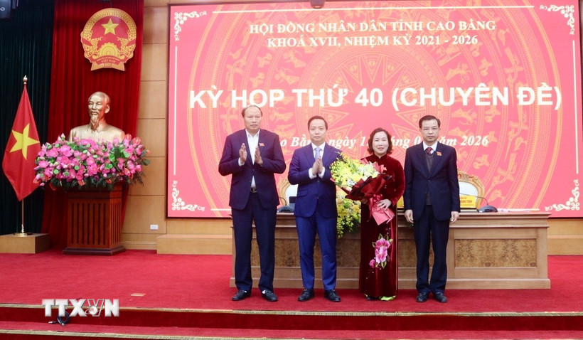 Lãnh đạo tỉnh Cao Bằng tặng hoa chúc mừng tân Phó Chủ tịch Ủy ban Nhân dân tỉnh Cao Bằng Hà Nhật Lệ. (Ảnh: Chu Hiệu/TTXVN)