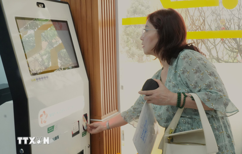 Người dân thao tác quét Căn cước công dân để đăng ký làm thủ tục hành chính. (Ảnh: Hữu Duyên/TTXVN)