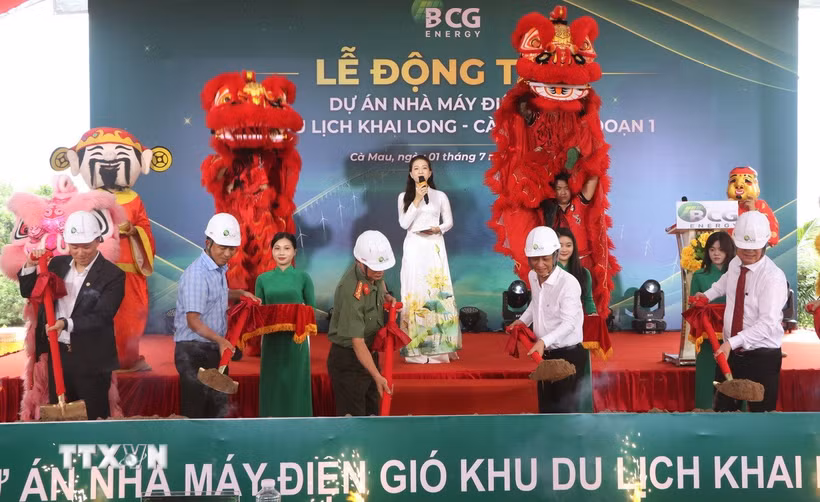 Các đại biểu thực hiện nghi thức khởi công dự án. (Ảnh: Tuấn Phi/TTXVN)