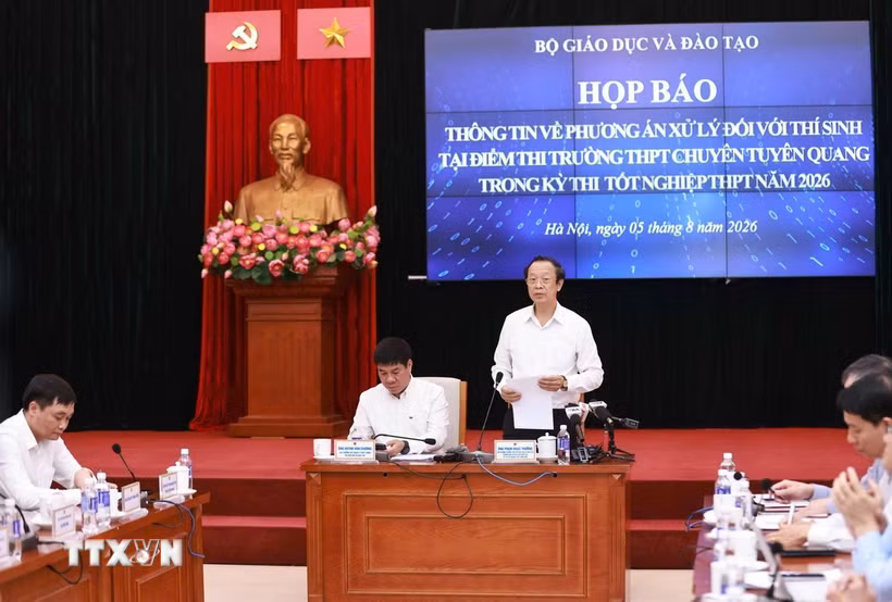 Thứ trưởng Thường trực Bộ Giáo dục và Đào tạo Phạm Ngọc Thưởng chủ trì buổi họp. (Ảnh: Thanh Tùng/TTXVN)