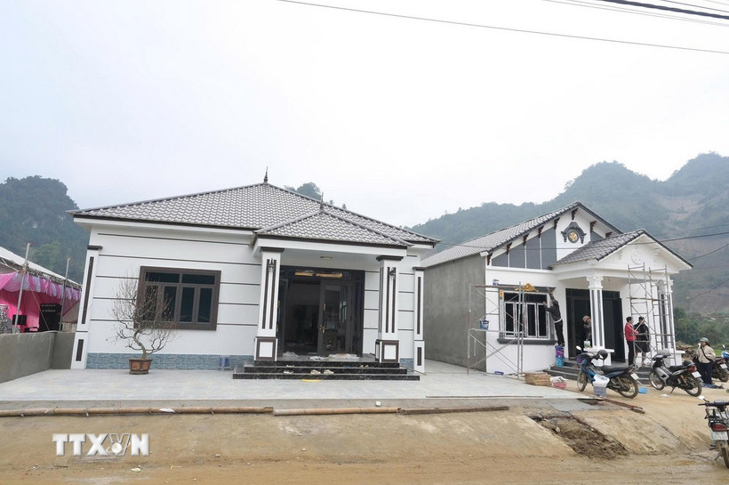 Những ngôi nhà mới khang trang của vùng lũ Làng Chút. (Ảnh: Hương Thu/TTXVN)