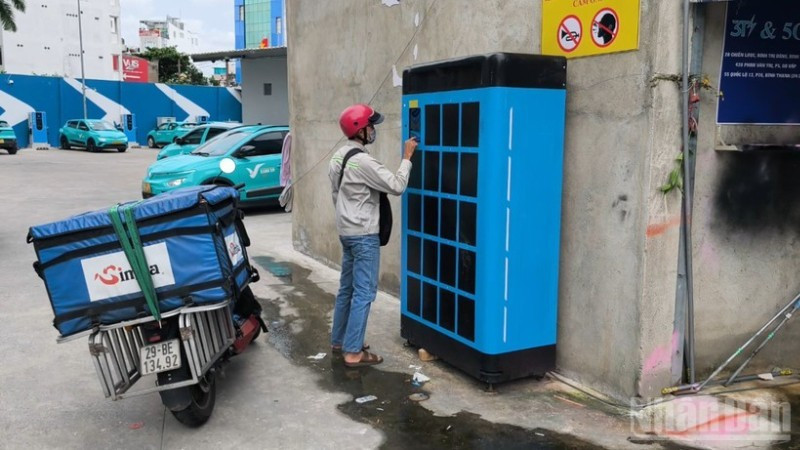 Một tủ đổi pin xe máy điện tại TP.HCM.