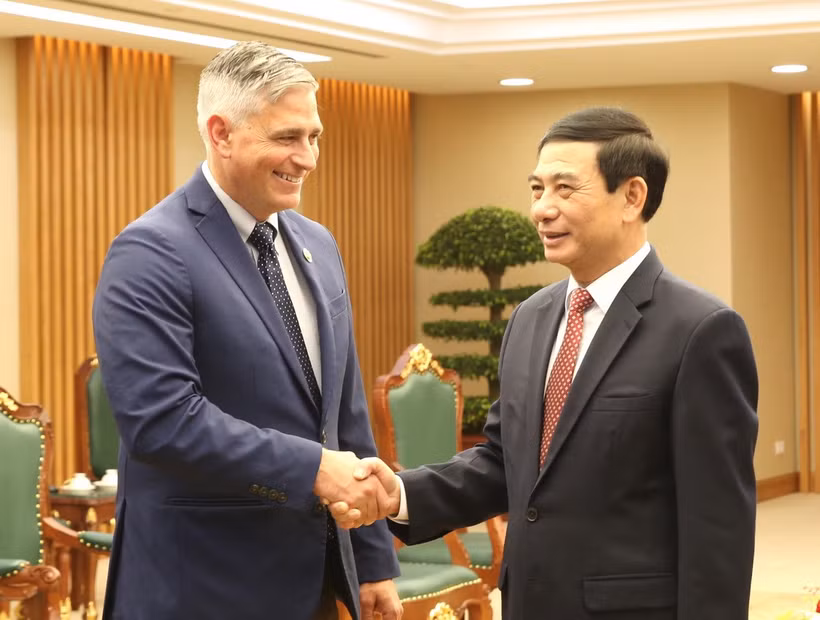 Phó Thủ tướng, Bộ trưởng Bộ Quốc phòng Phan Văn Giang và Hạ Nghị sỹ Micheal Baumgartner (Đảng Cộng hòa, bang Washington), Thành viên Ủy ban Đối ngoại Hạ viện Hoa Kỳ tại buổi tiếp. (Nguồn: Báo Chính phủ)