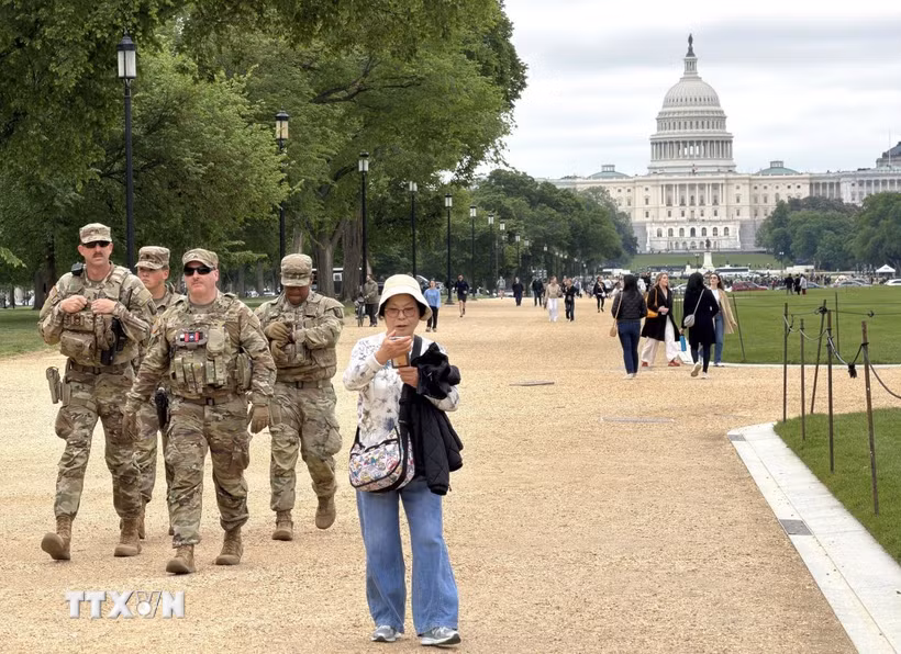 Vệ binh Quốc gia Mỹ tuần tra tại trung tâm thủ đô Washington D.C. (Ảnh: Ngọc Quang/TTXVN)