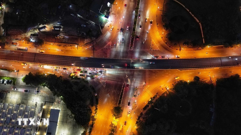 Tại nút giao thông cầu vượt Cổ Linh. (Ảnh: Minh Quyết/TTXVN)