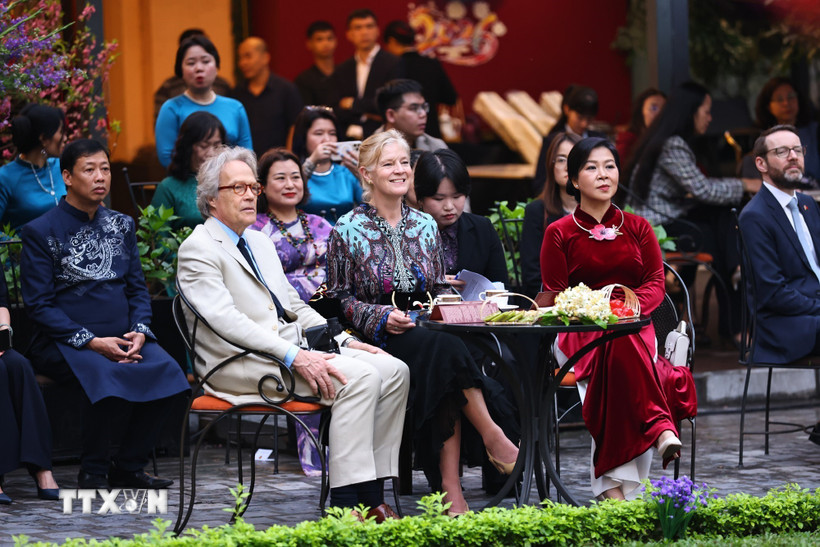 Phu nhân Ngô Phương Ly và ngài Charles Henry Gordon-Lennox, Công tước xứ Richmond cùng Phu nhân thưởng trà và xem các tiết mục đặc sắc tại sân trước Bảo tàng Mỹ thuật Việt Nam. (Ảnh: Minh Đức/TTXVN)