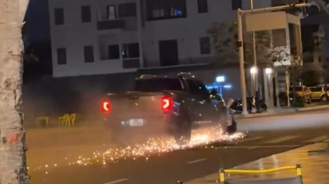 Ôtô kéo lê xe máy. (Ảnh cắt từ clip)