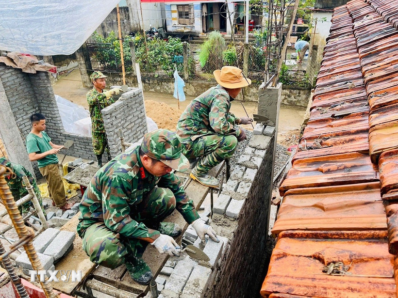 Chiến sỹ lữ đoàn 574 khẩn trương triển khai công tác xây nhà cho nhân dân ngay trong ngày đầu Năm Mới 2026. (Ảnh: TTXVN phát)