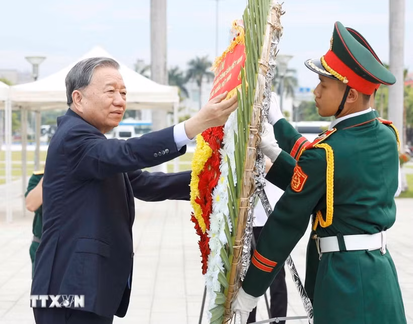 Tổng Bí thư, Chủ tịch nước Tô Lâm dâng hoa tưởng niệm các Anh hùng liệt sỹ tại Đài tưởng niệm thành phố Đà Nẵng. (Ảnh: Thống Nhất/TTXVN)