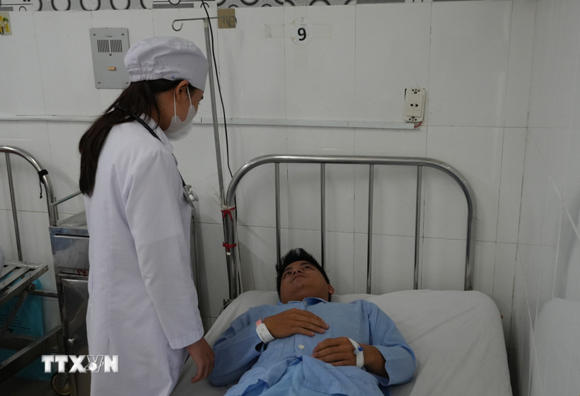 Thuyền viên Thái Văn Thịnh được chăm sóc Bet88013 com nổ hũ tại Bệnh viện đa khoa Ninh Thuận (tỉnh Khánh Hòa). (Ảnh: Nguyễn Thành/TTXVN)