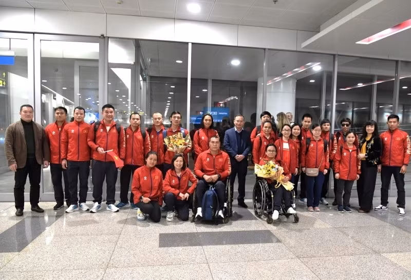 Phó cục trưởng Cục Thể dục Thể thao Việt Nam Nguyễn Hồng Minh đón đoàn Thể thao Người khuyết tật Việt Nam. (Nguồn: Cục Thể dục Thể thao Việt Nam)