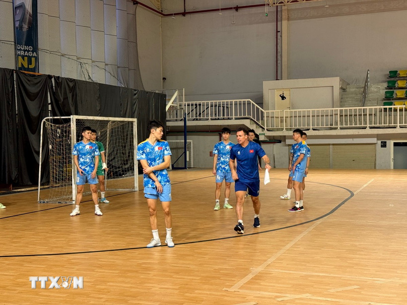 Huấn luyện viên trưởng Futsal Việt Nam Diego Giustozzi hướng dẫn đội tuyển luyện tập trước trận đấu. (Ảnh: Minh Thái/TTXVN)