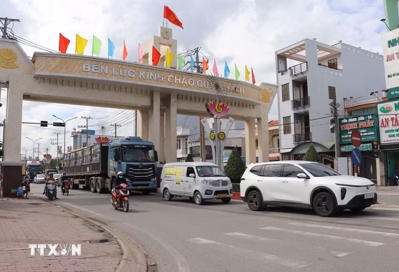 Ngã tư Long Kim hướng vào trung tâm xã Bến Lức. (Ảnh: Đức Hạnh/TTXVN)