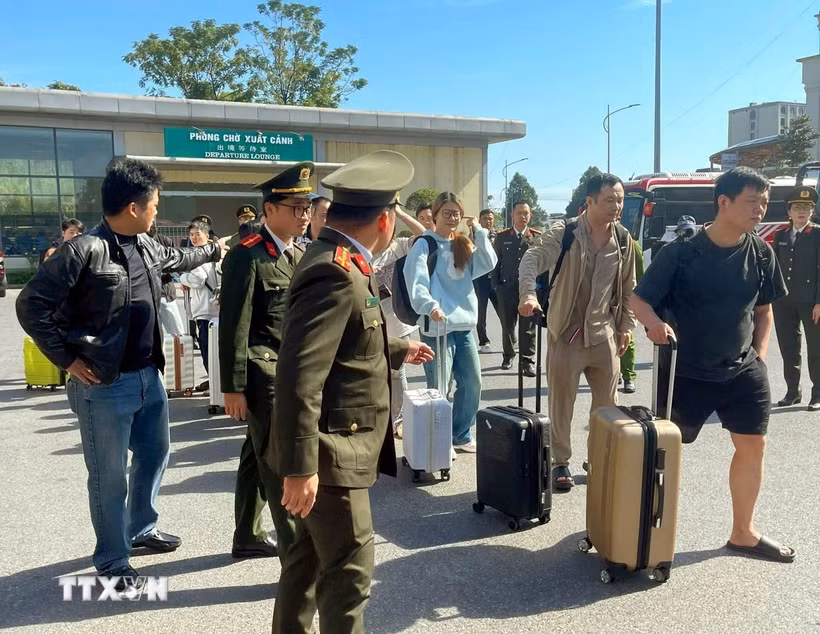 Phòng Quản lý xuất nhập cảnh (Công an tỉnh Quảng Ninh) phối hợp trao trả công dân Trung Quốc nhập cảnh trái phép vào Việt Nam tại khu vực Vạch phân quản Cửa khẩu Quốc tế Móng Cái (Việt Nam)-Đông Hưng (Trung Quốc). (Ảnh: TTXVN phát)