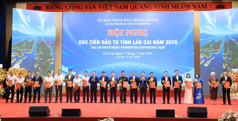 UBND tỉnh Lào Cai trao Quyết định chấp thuận chủ trương đầu tư cho 24 dự án với tổng vốn đăng ký đạt hơn 24.160 tỷ đồng. (Ảnh: Đinh Thùy/TTXVN)
