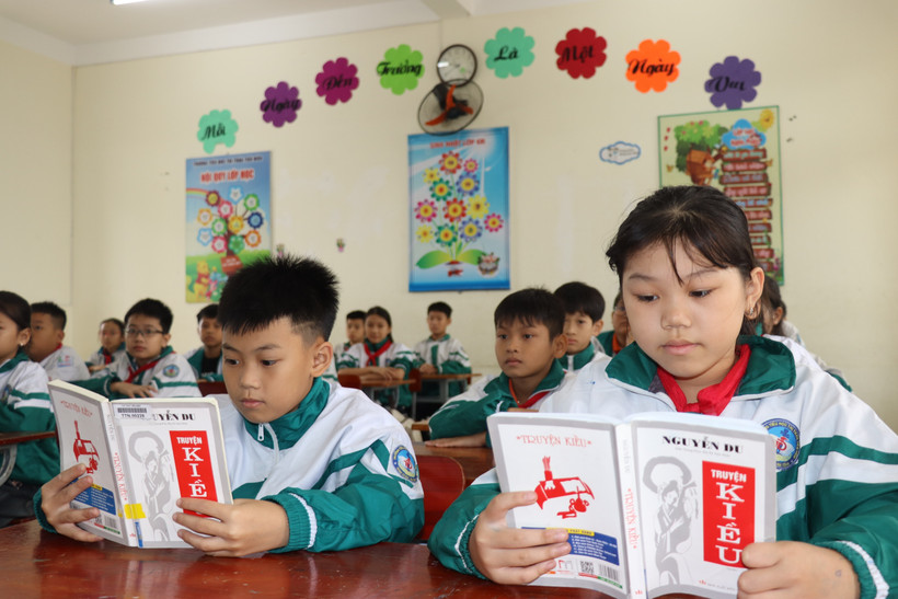 Một tiết học về Nguyễn Du và "Truyện Kiều" tại trường Tiểu học Tiên Điền, xã Tiên Điền, tỉnh Hà Tĩnh. (Ảnh: Hoàng Ngà/TTXVN)