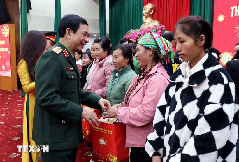 Đại tướng Phan Văn Giang trao quà Tết cho các hộ nghèo. (Ảnh: Thu Hằng/TTXVN)