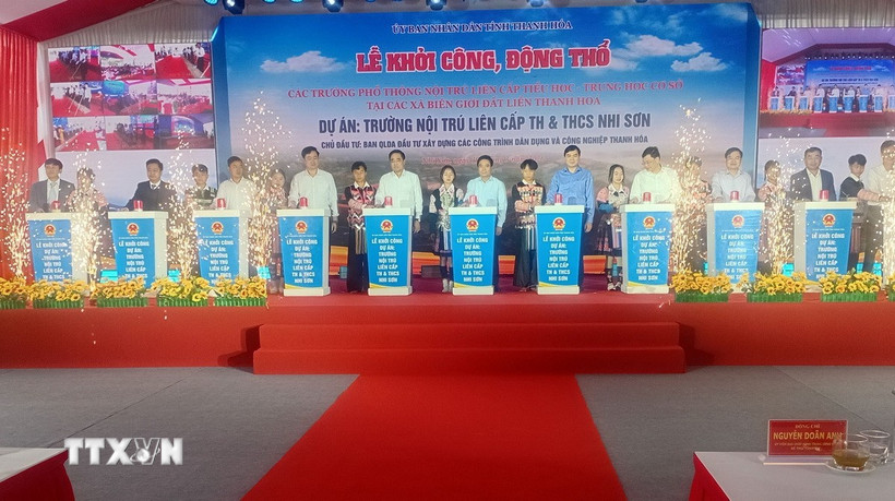 Các đại biểu thực hiện nghi thức khởi công xây dựng Trường nội trú liên cấp Tiểu học và Trung học cơ sở Nhi Sơn, tỉnh Thanh Hóa. (Ảnh: Nguyễn Nam/TTXVN)
