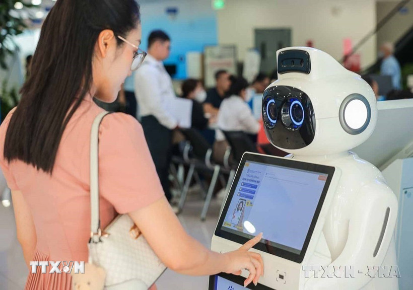 Robot lễ tân giúp hướng dẫn thủ tục, tra cứu thông tin, chỉ dẫn vị trí quầy thay cho con người, giảm áp lực cho nhân viên. (Ảnh: Hoàng Hiếu/TTXVN)