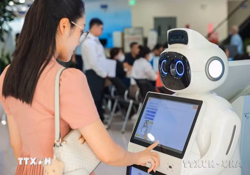 Khoa học, công nghệ, đổi mới sáng tạo và chuyển đổi số tiếp tục được xác định là động lực phát triển. Trong ảnh: Robot lễ tân giúp hướng dẫn thủ tục, tra cứu thông tin, chỉ dẫn vị trí quầy thay cho con người, giảm áp lực cho nhân viên. (Ảnh: Hoàng Hiếu/TTXVN)