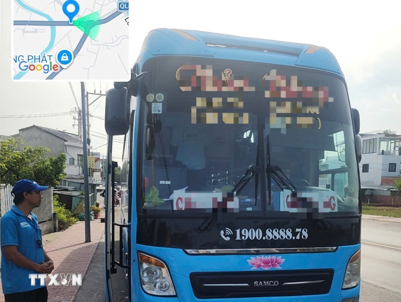 Xe ôtô khách chở nhiều hơn 13 khách so với quy định. (Ảnh: TTXVN phát)