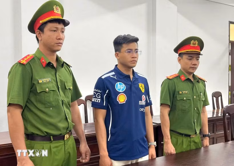 Đối tượng Nguyễn Đình Tuấn bị khởi tố để điều tra về tội danh “Xâm phạm quyền sở hữu công nghiệp.” (Ảnh: TTXVN phát)